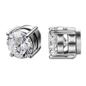 Détail de boucles d'oreilles argentées avec zircone cubique en serti à quatre griffes