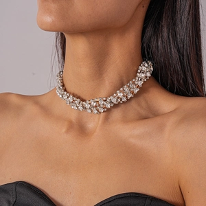 Primo piano di una collana girocollo in argento con strass scintillanti sulla modella