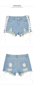 Dettaglio di pantaloncini in denim azzurro con lacci laterali e bordi sfrangiati in stile