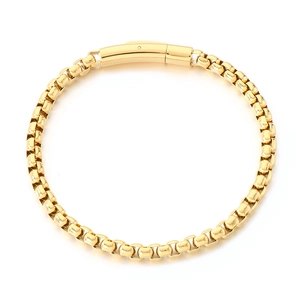 Bracelet chaîne box dorée polie pour homme avec fermoir magnétique sur fond blanc