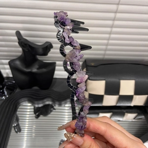 Détails d'un serre-tête avec pierres concassées violettes et cristaux en résine