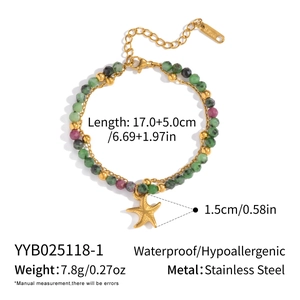 Dettaglio del bracciale di perline in acciaio placcato oro 18K con ciondolo a stella marina