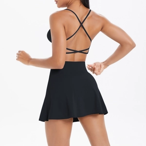 Détail de la brassière sport dos croisé et jupe plissée taille haute en noir