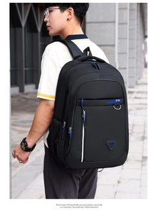 Vista exterior de un hombre con una mochila grande de nailon negro con logo sport