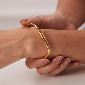 Dettaglio del bracciale in acciaio inossidabile placcato oro 18 carati a forma di onda
