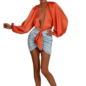 Set donna con top in raso arancione scollo a V profondo e minigonna drappeggiata blu