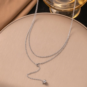 Collier double couche en acier titane argenté minimaliste avec petit pendentif sphère