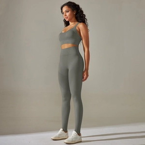 Detailansicht der nahtlosen Rippstrick-Textur am High Waist Yoga-Leggings und Sport-Bra Set