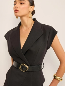 Combinaison noire élégante sans manches avec col en V et ceinture large pour femmes chic