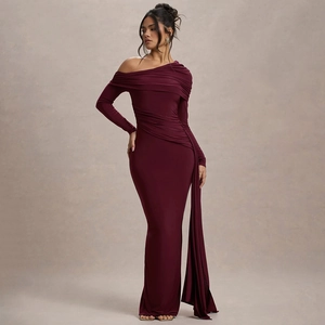 Robe de soirée rouge bordeaux à une épaule avec drapé élégant et détails froncés sur le mannequin
