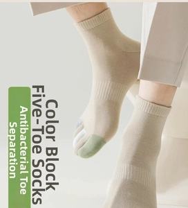 Detail von atmungsaktiven Zehensocken für Herren mit farbigem Design in Beige und Grün