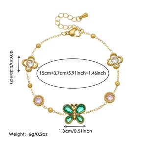 Bracciale in acciaio dorato con ciondoli a farfalla verde, zircone rosa e fiori