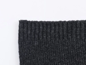 Detailaufnahme der dunkelgrauen Rippstrick-Textur und weichen Wollstoff-Oberfläche