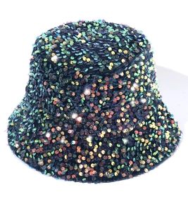 Dettaglio di paillettes colorate e luccicanti su un cappello a secchiello alla moda