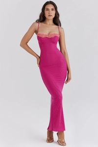 Detail von rosaroter Spitzeneinfassung an schmal geschnittenem Maxikleid für Damen