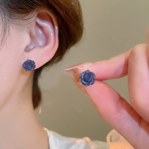 Boucles d'oreilles clous roses en résine bleu foncé au design floral minimaliste
