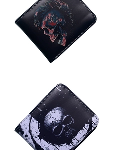 Dettaglio di portafogli bifold con graffiti di teschi punk e spray art su pelle PU nera