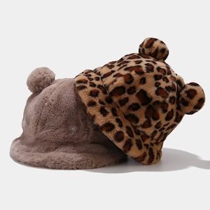 Sombrero de pescador de felpa con orejas de oso en color marrón y estampado de leopardo