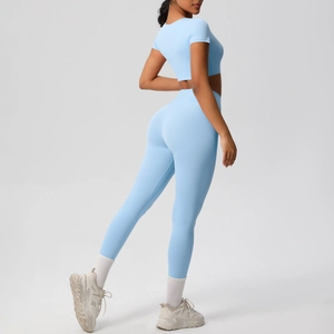 Vue arrière d'un ensemble de yoga bleu clair avec legging taille haute et haut court
