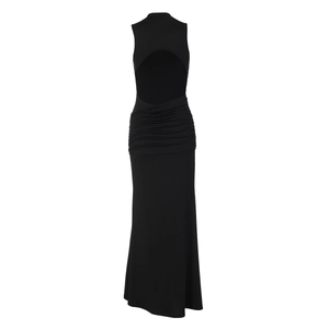 Détail de robe noire dos nu avec fronces latérales et coupe moulante élégante