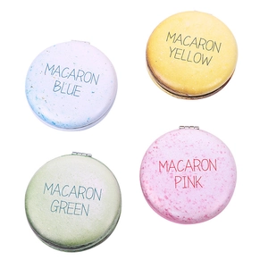 Vista macro di specchietti portatili a forma di macaron in quattro colori pastello