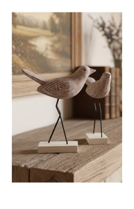 Gedetailleerde close-up van vintage houten vogelbeeldjes op metalen standaards en hout