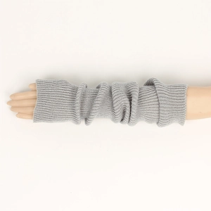 Detailstruktur grauer Strick-Armstulpen mit lässigem geripptem Wollstoff-Design