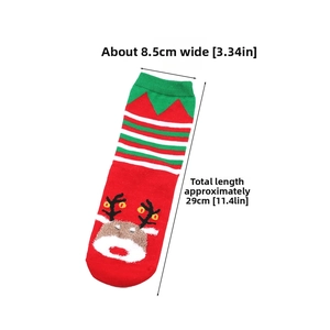 Details von roten Weihnachtssocken mit Rentier-Motiv und gestreiften Bündchen