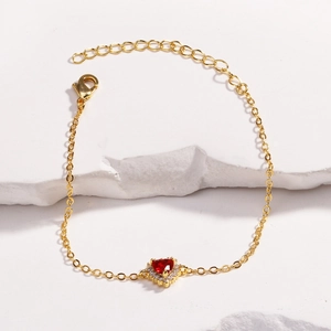 Bracelet élégant en chaîne dorée avec pendentif cœur en zircon rouge et pierres blanches