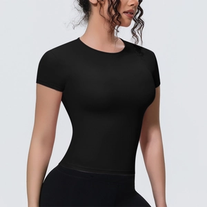 Gros plan du t-shirt de yoga noir coupe ajustée avec texture de tissu sport respirant