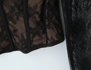 Gros plan sur dentelle florale noire avec doublure chair et baleines de maintien minces