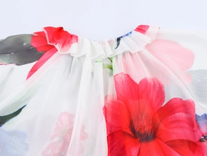Détail de l'encolure de blouse en mousseline à fleurs avec volants et imprimé floral