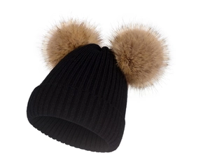 Détail du bonnet en maille côtelée noire orné de deux pompons en fausse fourrure marron