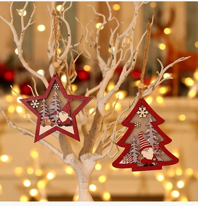 Détail de pendentifs de Noël en bois avec gnome et éclairage festif à effet bokeh doux