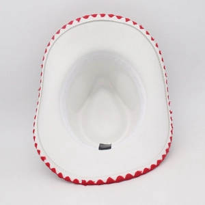 Detalle de sombrero vaquero blanco con costura zigzag roja y etiqueta de lavado