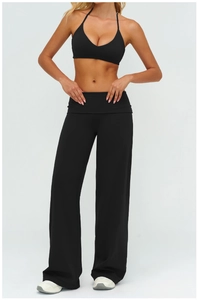 Vorderansicht des schwarzen zweiteiligen Sportsets mit Halter-Yoga-BH und weiten Hosen