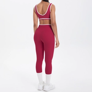 Rückansicht eines dunkelroten Yoga-Sets mit weißen Kontrastkanten an Sport-BH und Leggings