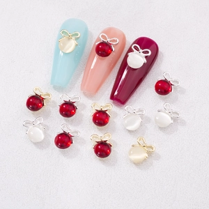 Bijoux à ongles en forme de nœud avec perles œil de chat sur des ongles colorés
