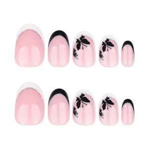 Unghie finte corte tonde, base rosa, punte French nere e motivi a farfalla eleganti