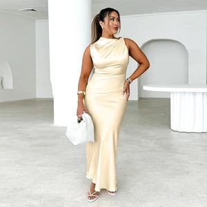 Elegantes champagnerfarbenes Satin-Neckholder-Kleid mit schmalem Fischschwanz-Design
