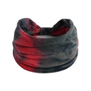 Vista dettagliata del motivo tie-dye rosso e grigio sul tessuto della fascia sportiva