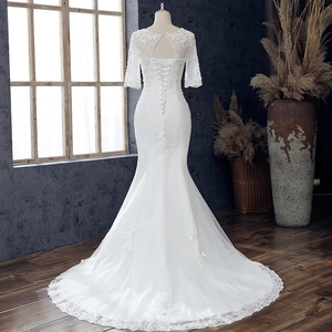 Elegantes weißes Meerjungfrau-Brautkleid mit Spitze, Halbärmeln und offenem Rücken-Design