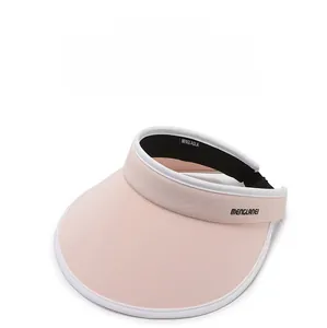 Vista dettagliata della visiera parasole rosa con tesa larga e fascia tergisudore nera