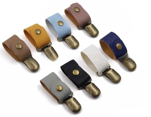 Detaillierte Nahaufnahme hochwertiger Leder-Hutclips mit Vintage-Krokodilklemmen aus Bronze