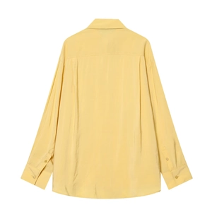 Chemise élégante en satin jaune à manches longues avec col polo et pli creux au dos