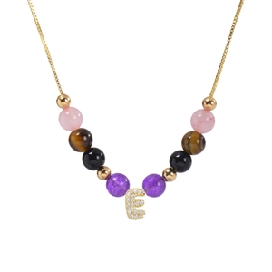 Détail du collier de perles rhodochrosite 6mm avec pendentif lettre E en zircon doré