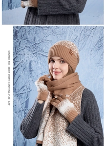 Détail de l'ensemble d'hiver tricoté avec texture en fil chiné marron sur bonnet et écharpe