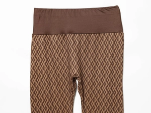Détail de leggings thermiques taille haute avec motif géométrique marron et taille large