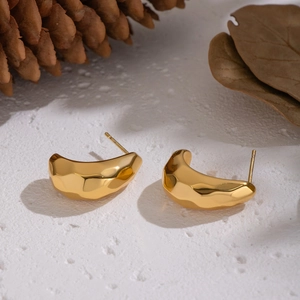 Boucles d'oreilles dorées en C en acier inoxydable avec texture martelée et décor naturel