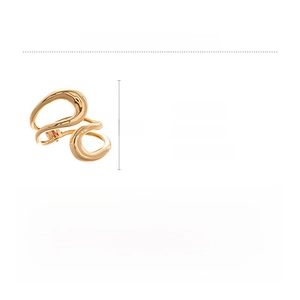 Dettaglio di un bracciale rigido geometrico dorato in lega con dimensioni 7x6cm